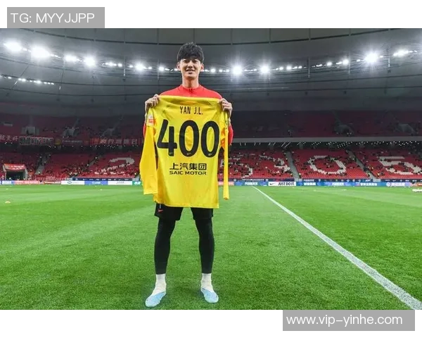 海港为颜骏凌徐新颁发纪念球衣王燊超荣获中超单轮最佳称号