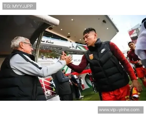 国足首练现场直击于汉超布置训练设施吕焯毅接受媒体采访分享感受